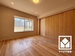 リビングに隣接しているため、開放感がある空間です。引き戸が大きく開くため、一体利用も可能です。