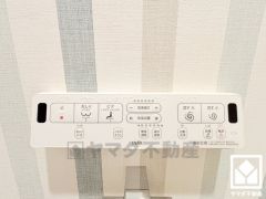 温水洗浄便座付きで、季節を問わずいつでも温かい便座をお使いいただけます。