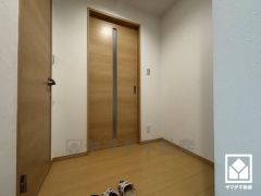 シンプルで洗練された玄関スペース。帰るたびにホッとできる、心地よい住まいの入り口。