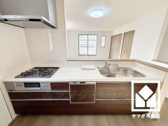 対面式キッチンなのでお料理中でもお子様の様子が分かって安心です。キッチン横には窓がございますので、昼間は手元が明るく、お料理がはかどります。