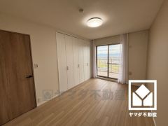 約7.3帖の洋室です。バルコニーにつながるお部屋で、通風・陽当たり良好。