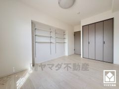 約6.9帖の洋室です。ニッチに可動棚を設置したメリハリのある空間になっています。おしゃれなインテリアが映えるデザイン性の高い洋室で、リラックスしたひとときを過ごせます。