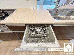 毎日の家事の負担を軽減でき、水道代の節約にもなる食器洗乾燥機付き。