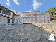 リビング東側の窓はシャッター雨戸付きでセキュリティにも配慮されています。台風などによる飛来物からの保護、また防音・断熱・目隠しなどにも。