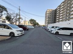 敷地内に駐車場を完備（月額12000円）。重い荷物や雨の日の移動もスムーズで、快適なカーライフを実現。空き状況等は弊社スタッフまでお気軽にお問い合わせください。