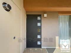 玄関ドアは防犯性の高いダブルロックドアです。