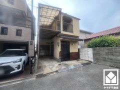 玄関先に屋根のついた空間があるので外出前や雨の日の準備も便利。