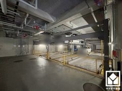 屋内に保管しておけるので、愛車へのダメージが最小限になります。駐車場は機械式のため車種に制限がございます。