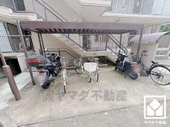 屋根付き駐輪場なので、雨や風、直射日光から自転車を守ることができます。