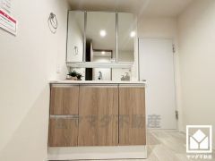 収納付きでスッキリお使い頂ける3面鏡の洗面台です。洗面ボウルが広めなので、忙しい朝でも身支度がしやすく時短になります。