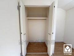 クローゼットは奥行きがあるので、収納力も申し分ありません。