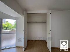 全居室収納付き。新たに家具を買わなくても良いので、ハンガーパイプ付きのクローゼットは嬉しいですね