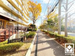 しっかり区画の整理された使い勝手の良い屋根付きのバイク置場も完備しています（月額1100円～1700円）。