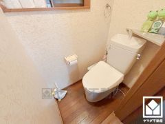 明るく清潔感溢れるトイレです。トイレットペーパーのストックや、消耗品置き場、小物置きなどとしてもお使いいただける棚がございます。