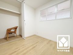 室内窓がございます。高い位置にあるためプライバシーを確保しながら、こもりがちな空気を効率よく換気できます。