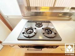家族のごはん作りがはかどる。同時調理ができる3口コンロ付き。