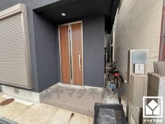 突然の来訪時でも安心なモニター付きインターホンを完備。お留守番中のお子様でも簡単に来訪者の確認ができます。