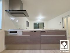 フラットタイプのカウンターキッチンなので配膳や片付けがしやすく、お料理中でもお子様の様子が分かって安心です。キッチン横には窓がございますので、昼間は手元が明るく、お料理がはかどります。