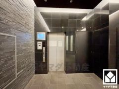 スムーズな移動を叶えるエレベーター。忙しい朝も快適に、ストレスフリーな暮らしをサポート。防犯カメラが設置されておりセキュリティに配慮されています。