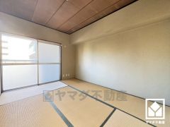 陽光がたっぷり差し込む洗練された和室。温かみのある畳のスッキリとしたデザインが、暮らしを心地よく彩ります。