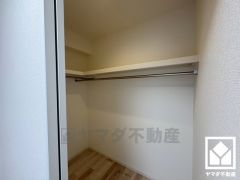 新たに家具を買わなくても良いので、ハンガーパイプ付きのクローゼットは嬉しいですね。お洋服はもちろん、スーツケースなどの大物もしっかり収納できます。