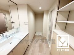 小さなお子様のお風呂上りもこのスペースがあればゆったりとして頂けます。室内洗濯機置場がございますので、天候に左右されず洗濯していただけます。