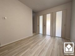 柔らかな光が差し込むリビング、快適で落ち着いた住まい。