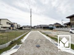 「万代尼崎食満店」まで徒歩3分、「ウエルシア尼崎新園田店」まで徒歩4分など、徒歩5分圏内に買い物施設が複数揃う、生活便利な環境です。