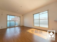 自然光を取り込む、開放感あふれる暮らし。隅々まで光が降り注ぎ、明るく心地の良い空間。折上天井でメリハリのある開放的なリビングです。