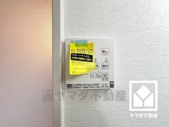 浴室暖房乾燥機付き。真冬の寒い浴室を暖かく、また雨の日の洗濯物の乾燥にと多用途に活躍する機能です。