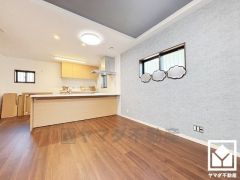 一体利用が可能な続き間の和室が魅力。家族全員がリラックスできる、ゆったりとした快適リビングで温かい団らんの時間を。