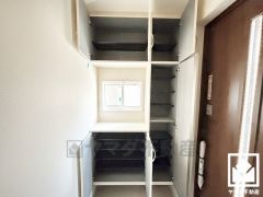 玄関にはシューズボックスを完備。家族の靴もしっかり収納できるので、玄関がいつも片付き、気持ちよくお客様を迎えられます。