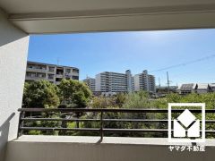 南北両面バルコニーで陽当たり、風通し良好。北側には掃除道具などを置いていただける物置がございます。