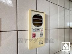 ボタン1つで自動でお湯張りができるオートバス機能付き。