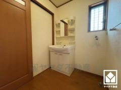 収納豊富でスッキリお使い頂ける洗面台です。洗面ボウルが広めなので、忙しい朝でも身支度がしやすく時短になります。