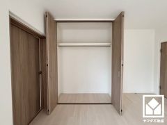 新たに家具を買わなくても良いので、ハンガーパイプ付きのクローゼットは嬉しいですね。奥行きがあるので、収納力も申し分ありません。
