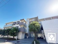 洗練された外観デザインが、住まう誇りを演出。都会に調和する美しい佇まいのマンション。