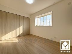 約6帖の洋室は、出窓付きで明るくメリハリのある空間になっています。お子様のお部屋などにも丁度良い広さです。