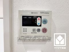 突然の来訪時でも安心なモニター付きインターホンを完備。お留守番中のお子様でも簡単に来訪者の確認ができます。ボタン1つで自動でお湯張りができるオートバス機能付き。