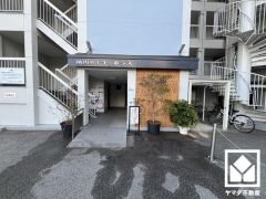 広々とした明るいエントランス。綺麗に整備されており、帰宅時や来客時にも気持ちの良い空間です。