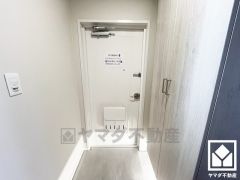 白を基調とした明るい玄関で、毎日を爽やかにスタート。清潔感あふれる空間が、訪れる人々を温かく迎えます。