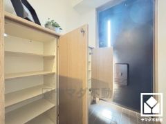 玄関にはシューズボックスを完備。家族の靴もしっかり収納できるので、玄関がいつも片付き、気持ちよくお客様を迎えられます。
