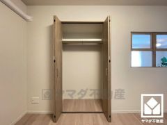 お洋服はもちろん、スーツケースなどの大物もしっかり収納できます。