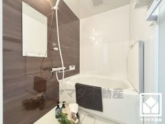 ナチュラルな木目調のアクセントパネルは落ち着いた雰囲気を演出してくれます。