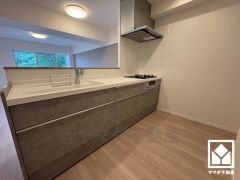 キッチンスペースが広々としており、カップボードや冷蔵庫などを設置できます。