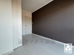 お子様のお部屋などにも丁度良い広さです。アクセントクロスを取り入れたデザイン性の高い洋室で、リラックスしたひとときを過ごせます。