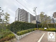 北側に国道2号線が、南側には国道43号線が通っています。神戸方面や大阪方面へ出やすく、車での移動にも便利な立地です。