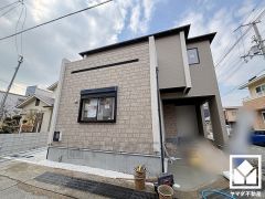 落ち着いた色合いと直線的な美しさが調和したモダンな外観。帰るたびに安心感を感じられる佇まい。