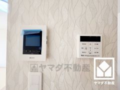 突然の来訪時でも安心なモニター付きインターホンを完備。お留守番中のお子様でも簡単に来訪者の確認ができます。