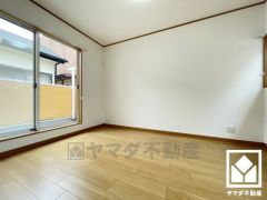 約5.5帖の2階洋室です。バルコニーにつながるお部屋で、通風・陽当たり良好。